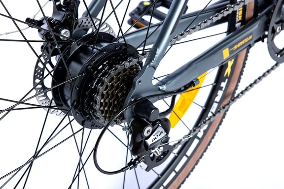 E-GRAVEL 28 PRO, Shimano Altus 8v, Frenos de disco TEKTRO, Batería Ion Litio integrada y extraible de 36V 10Ah