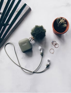 Fashionista Pompon & Shell per Apple AirPods con cinturino magnetico automatico, verde oliva