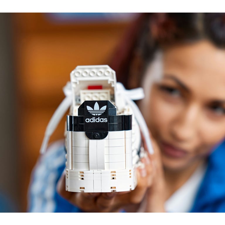 LEGO® Icons 10282 Réplique de la chaussure Adidas Originals Superstar en LEGO® Neuf - vue 3