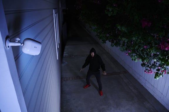 Arlo Essential Spotlight x3 Boîte Caméra de sécurité IP Intérieure et extérieure Plafond/mur