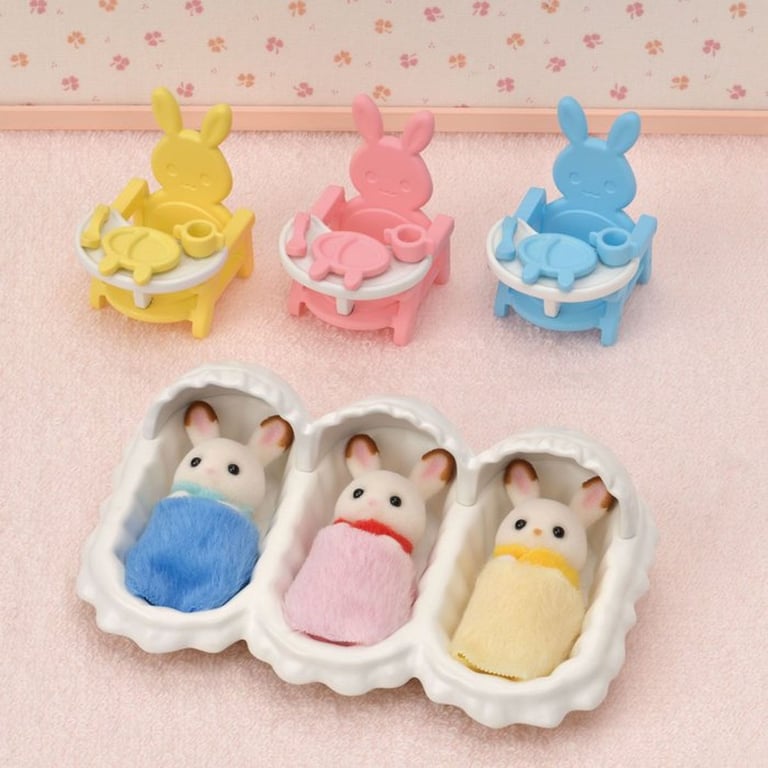 Kit de figurines Sylvanian Families Les triplés Lapin Chocolat avec accessoires de puériculture, berceau, chaises hautes et vaisselle Multicolore Jaune - Neuf