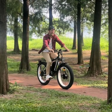 Vélo électrique KETELES K800, moteur 2000W, batterie 48V 23Ah, vitesse maximale 50 km/h, autonomie 100 km, pneus 26*4,0 pouces, noir et blanc.