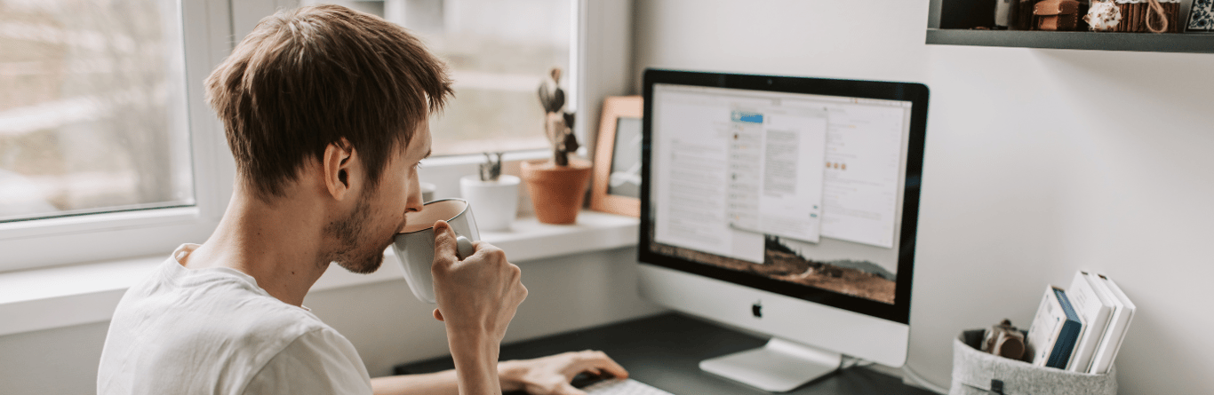 estudiante trabajando en su casa