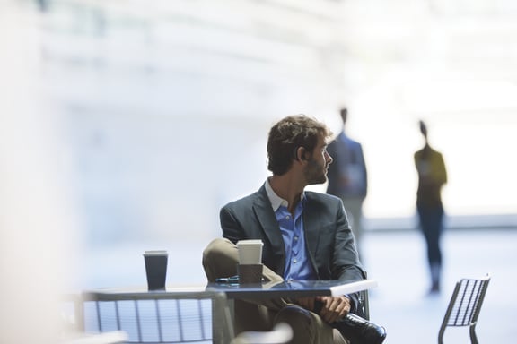 HP Poly Auriculares Poly Voyager Legend + Cable USB-A a Micro USB + Soporte de carga sin enchufe en pared