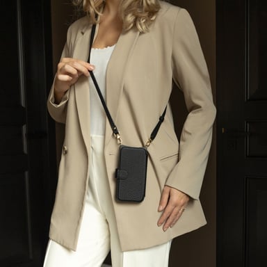 Selencia Étui Riva avec MagSafe et cordon de téléphone pour Apple iPhone 15 - Noir