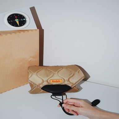 KODAK Camera Wrap M 31x31 cm – Funda Protectora Acolchada para Cámara, Tejido Repelente al Agua, Cierre de Velcro, Compatible con Cámaras Analógicas y Compactas Kodak – Gris