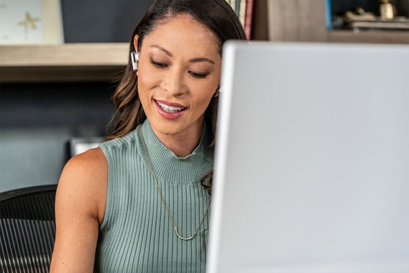 Poly Funda de carga básica Voyager Free 60 UC blanca