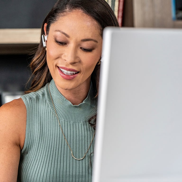 Poly Voyager Free 60+ UC Écouteurs sans fil avec micro intra auriculaire Bluetooth Suppresseur de bruit actif USB C via un adaptateur Bluetooth sable Certifié pour Microsoft... - vue 4