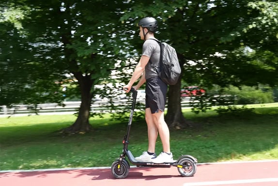 Scooter eléctrico - 85 Evo - 300 W - Neumáticos 8.5 - Max 25 km/h - Autonomía hasta 20 km