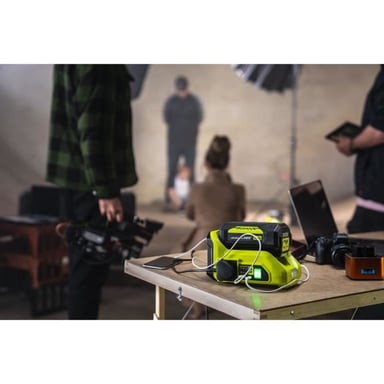 Transformador 36V MAXPOWER RYOBI - Potencia continua de 300W, puertos USB-A y USB-C, lámpara LED