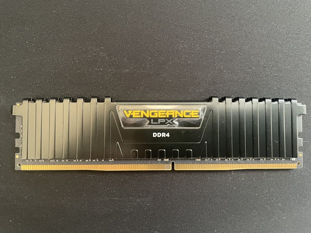 CORSAIR Barrette mémoire 8Go DIMM DDR4 Vengeance LPX PC4 19200 2400 Mhz Neuf