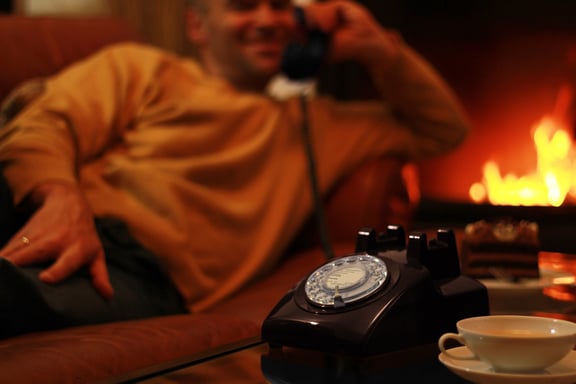 Teléfono fijo retro vintage con dial giratorio