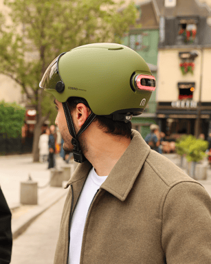 Cosmo Fusion+ Taille M, Kaki Mat - Casque avec éclairage Vélo Arrière Intelligent et Connecté - Feu Stop Automatique, Détection de Chute, Partage de trajet, Assurance Individuelle ALLIANZ offerte durant 1 an