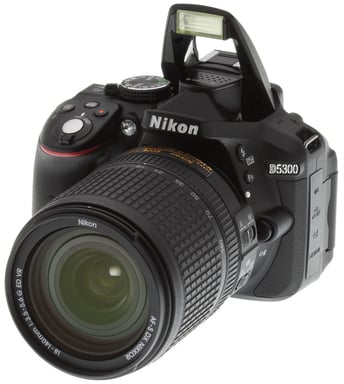 Nikon D5300 + Kit fotocamera reflex AF-S DX NIKKOR 18-140 mm VR 24,2 MP CMOS 6000 x 4000 pixel Nero