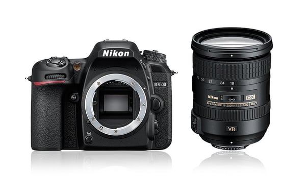 Nikon D7500 + AF-S DX 18-200 VRII Juego de cámara SLR 20,9 MP CMOS 5568 x 3712 Pixeles Negro
