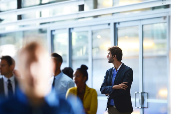 HP Poly Auriculares Poly Voyager Legend + Cable USB-A a Micro USB + Soporte de carga sin enchufe en pared