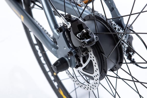 E-ROAD, Shimano Altus 8v, Frenos de disco Hidráulicos, Batería Ion Litio integrada y extraible de 36V 10Ah