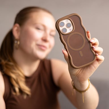 Selencia Coque arrière Wavy avec MagSafe pour Samsung Galaxy S24 Ultra - Mocha Brown