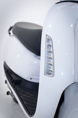 Simply - Scooter électrique 50cc - moteur 2100 W - 2 batteries 60V 30Ah, blanc