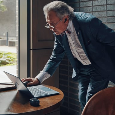 Poly Intrauriculares Voyager Free 60+ UC color Negro Carbono +Adaptador USB_C BT700 +Estuche de carga con pantalla táctil