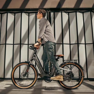 Bicicleta eléctrica de fibra de carbono MIHOGO AIR MAX con doble batería, app inteligente y frenos hidráulicos - plateada