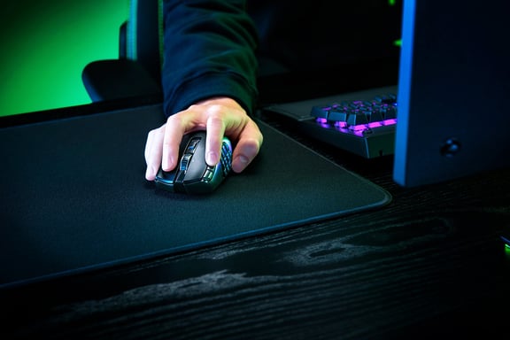Razer Naga V2 HyperSpeed Mouse wireless da gioco RF per destri + Bluetooth ottico 30000 DPI