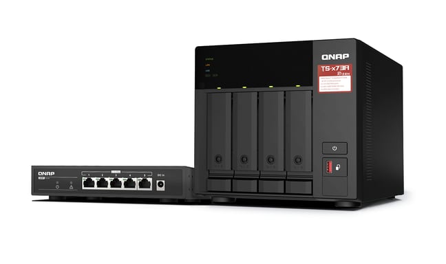 QNAP TS-473A + QSW-1105-5T Bundle Pack NAS Tower Ryzen Embedded V1500B 8Gb DDR4 0Tb QNAP Turbo System Nero