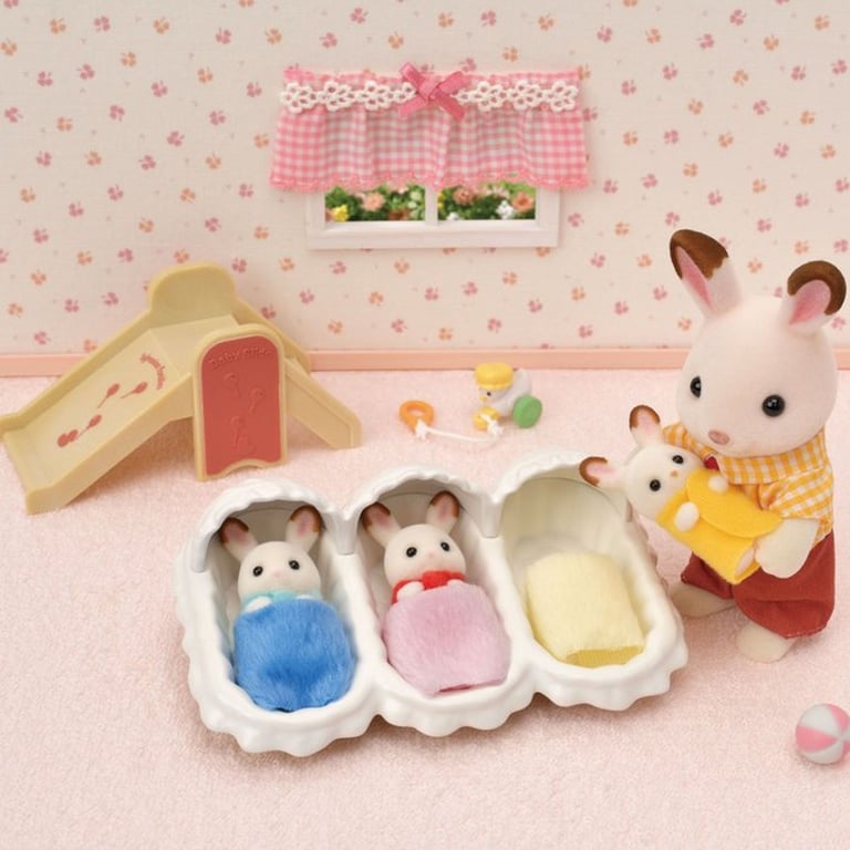 Kit de figurines Sylvanian Families Les triplés Lapin Chocolat avec accessoires de puériculture, berceau, chaises hautes et vaisselle Multicolore Jaune - Neuf