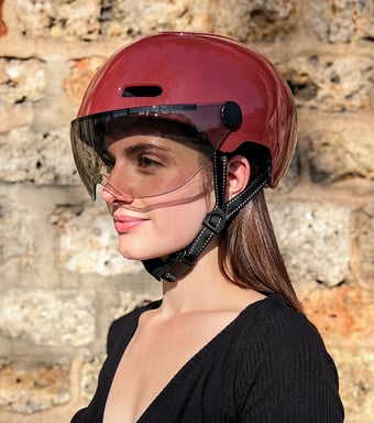 Cosmo Fusion+ Taille M, Ruby - Casque avec éclairage Vélo Arrière Intelligent et Connecté - Feu Stop Automatique, Détection de Chute, Partage de trajet, Assurance Individuelle ALLIANZ offerte durant 1 an