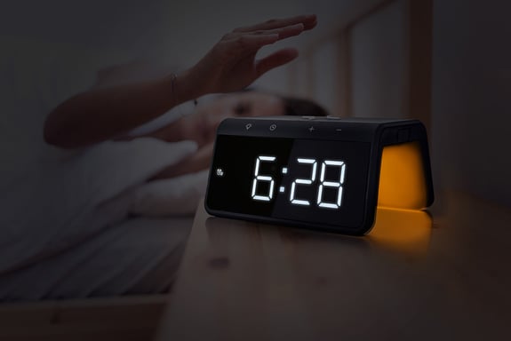 Jupiter Réveil Numérique avec chargeur sans fil - Double Réveil - Veilleuse et Lumière de Réveil (HCG019QI-BA)