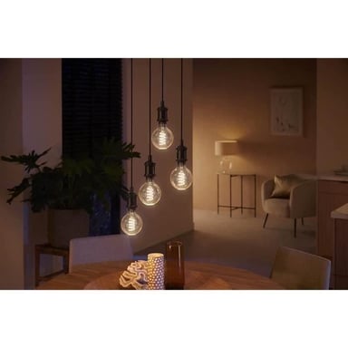 Philips Hue White Ambiance E27 Filament G93 Globe è una lampadina LED connessa con Bluetooth e compatibilità con Alexa, Google e Homekit.