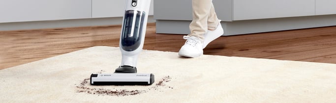 Bosch Serie 4 BBH32551 aspiradora de pie y escoba eléctrica Aspiradora escoba 2 en 1 Batería Secar Sin bolsa 0,4 L Metálico, Blanco