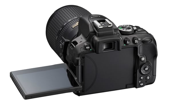 Nikon D5300 + Nikkor 18-105 VR + SD 8GB Lexar Premium 200x Kit d'appareil-photo SLR 24,2 MP CMOS 6000 x 4000 pixels Noir