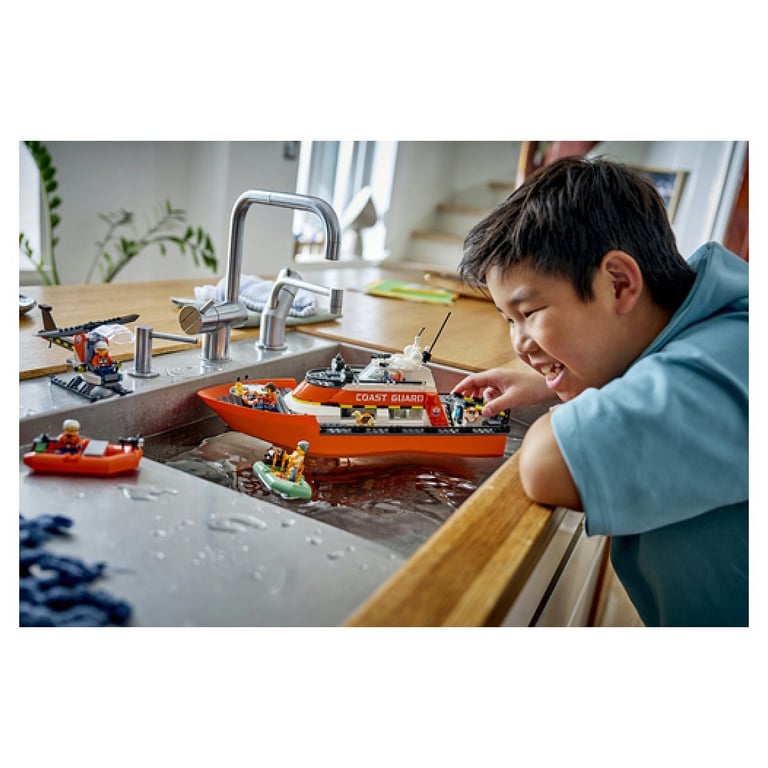 LEGO City Le Bateau de Sauvetage et l’Hélicoptère des Garde-Côtes 60504 - vue 6