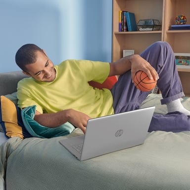 HP 17-cn3007nf Intel® Core™ i3 i3-N305 Portátil 43,9 cm (17.3'') Full HD 8 GB DDR4-SDRAM 512 GB SSD Wi-Fi 6 (802.11ax) Windows 11 Home Plata