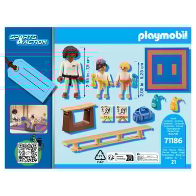 Entrenamiento de kárate con personajes y atrezo