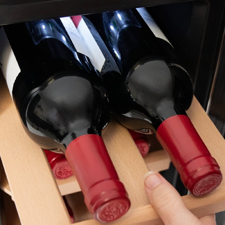 Cecotec Cave à vin 8 bouteilles Bolero GrandSommelier 830 CoolWood Thermoélectrique Faible niveau sonore et haute performance Température réglable : 8 18°C Panneau de commande tactile Affichage - vue 3