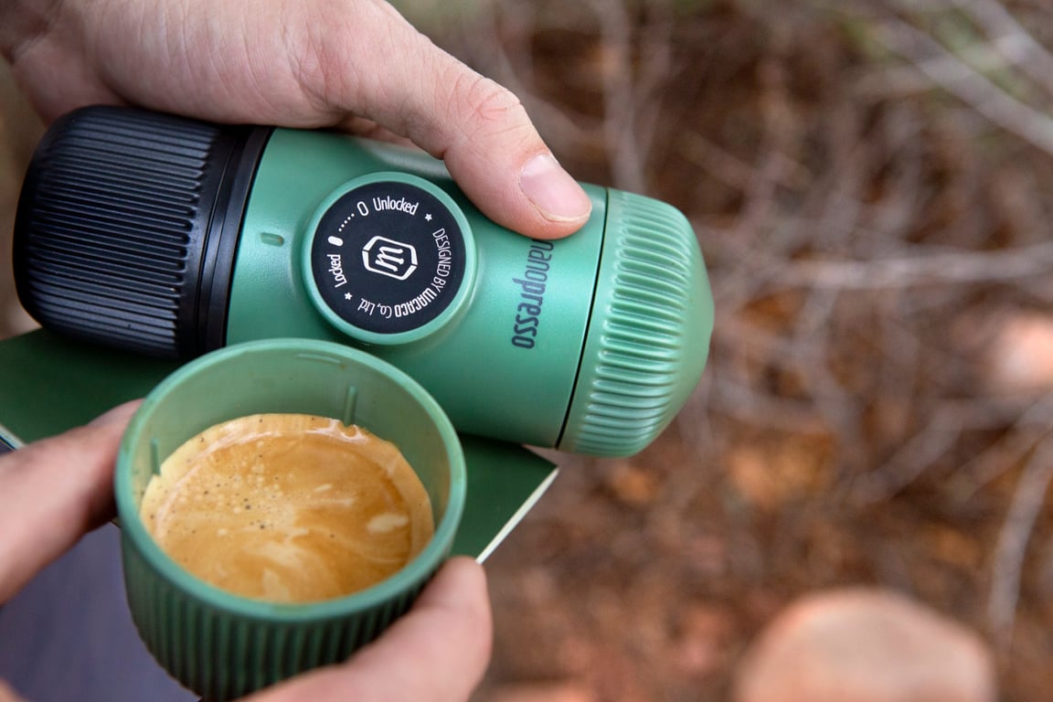 Cafetière expresso portable Wacaco Nanopresso Elements 0 08 18 Bars avec tasse - vue 3