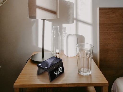 Jupiter Réveil Numérique avec chargeur sans fil - Double Réveil - Veilleuse et Lumière de Réveil (HCG019QI-BA)