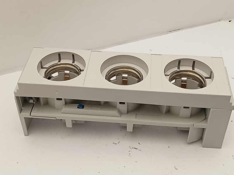 07.93035-0217 Manroland Goss 3-pole safety socket DIII/33