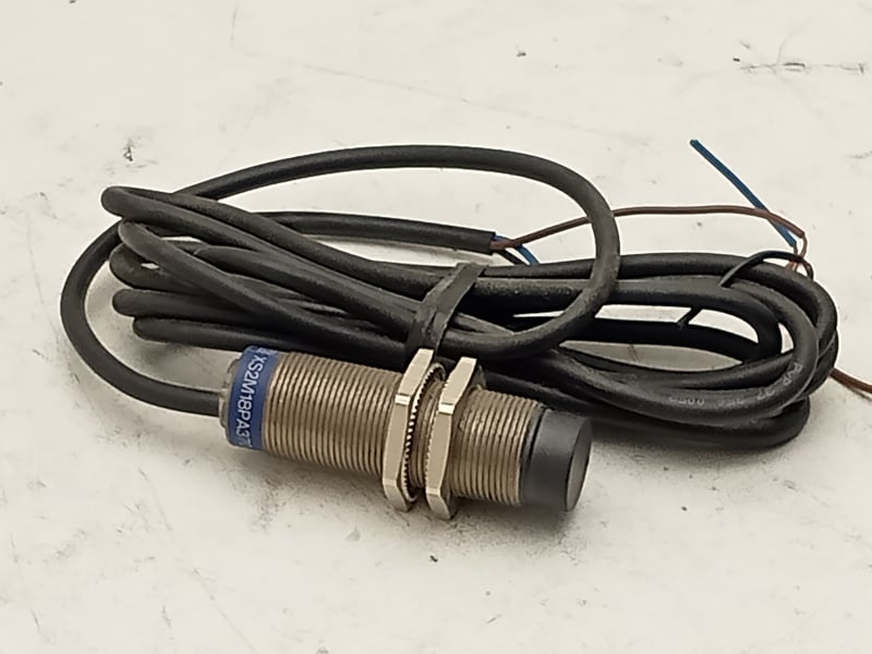 XS2M18PA370 Telemecanique Inductive sensor