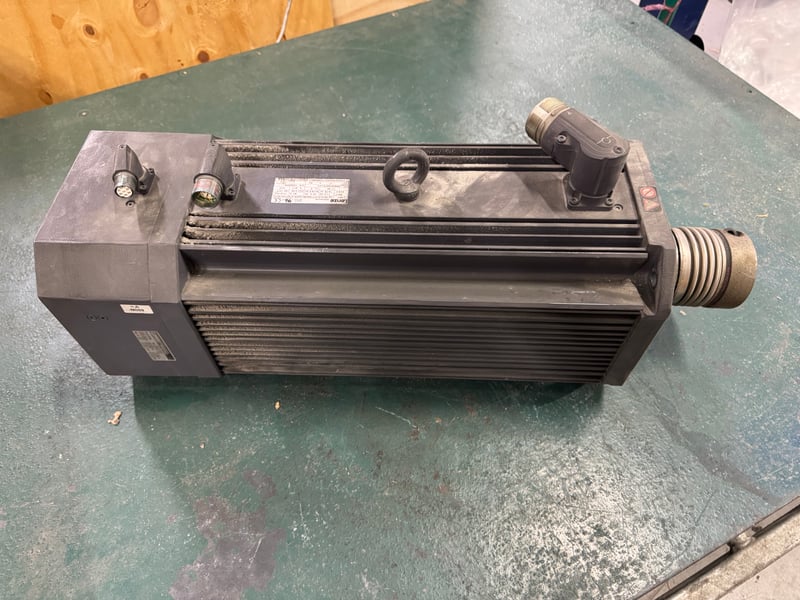 MCA 21X17-RS0B0-A38R-ST5F10N-R0XU Lenze AC Servo Motor