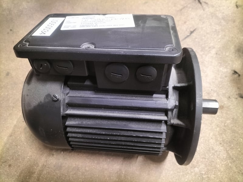 MDEMAXX090-12B Lenze Lenze MDEMAXX090-12B Three-Phase AC Motor