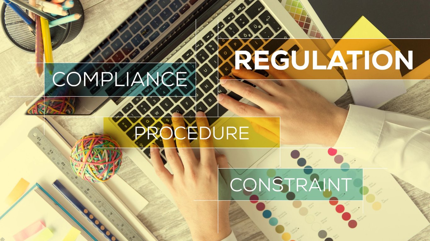 Imagen de una laptop con las palabras 'compliance', 'regulation', 'constrain' y 'procedure