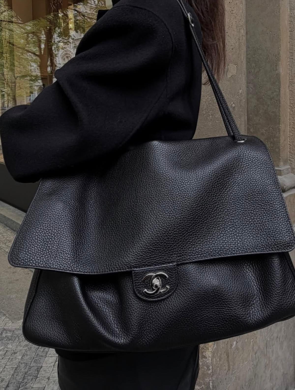 Chanel Chanel 25 Small Handbag Grained Calfskin & Gold-Tone Metal Black – detail view in premium quality with AA+ craftsmanship