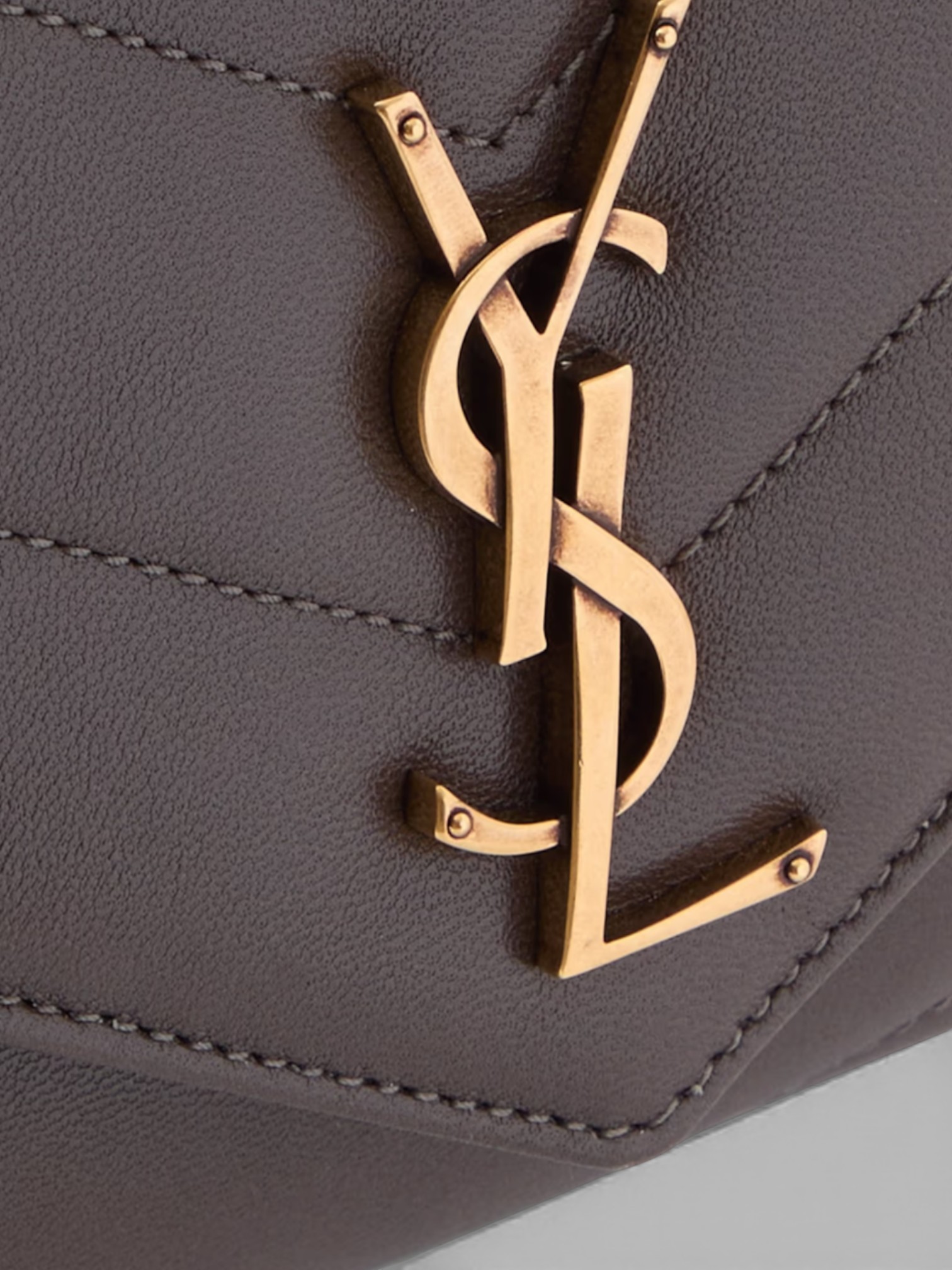 YSL LouLou Small in Brown, Logo Detail
