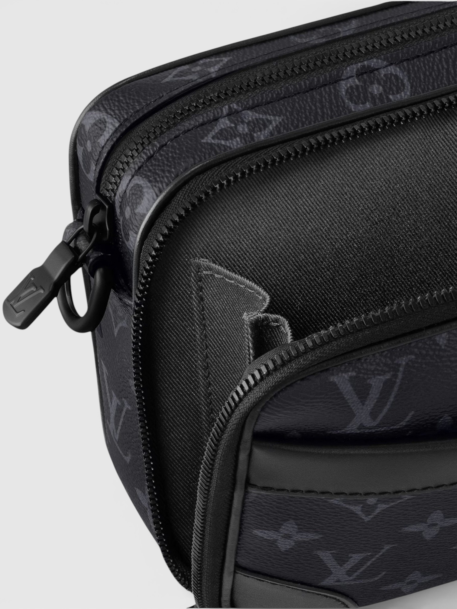 Louis Louis Vuitton Alpha Messenger Monogram Eclipse – detail view in premium quality with AA+ craftsmanship