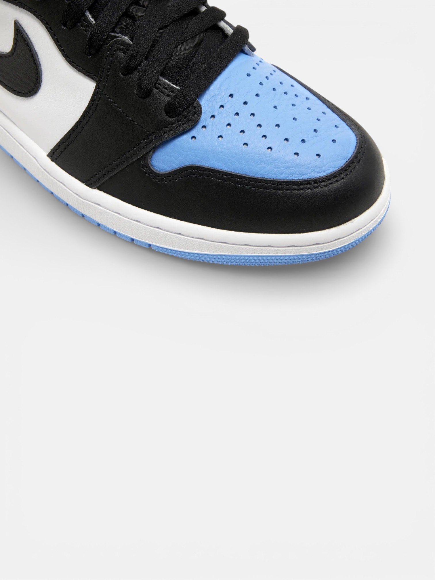 Jordan Jordan 1 Retro High OG UNC Toe – detail view in premium quality with AA+ craftsmanship