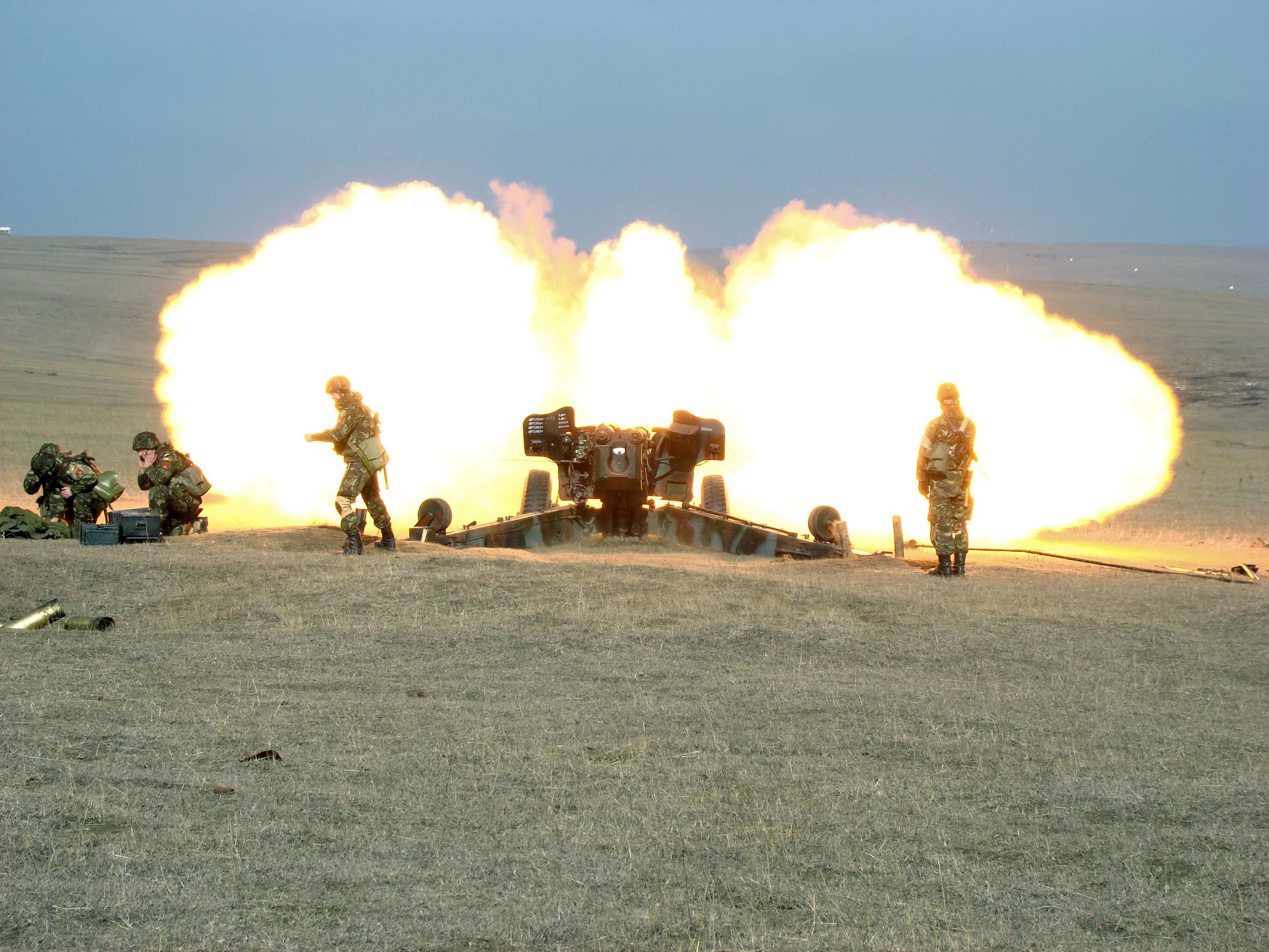 152 mm howitzer M81 firing 3