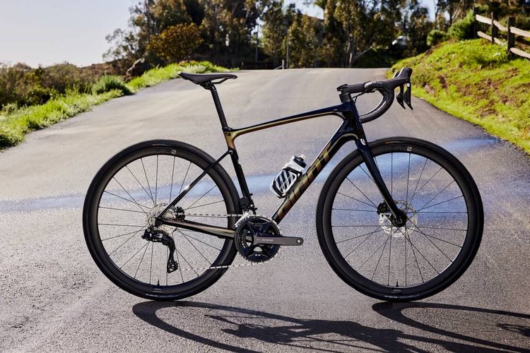 GIANT DEFY ADVANCED PRO 2 DI2 2023 - Review, Test & Price